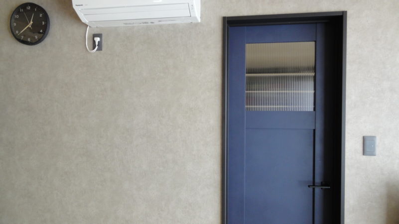 室内ドア紹介 リクシルヴィンティアのネイビーブルーで統一 坪の平屋でコンパクトな暮らし