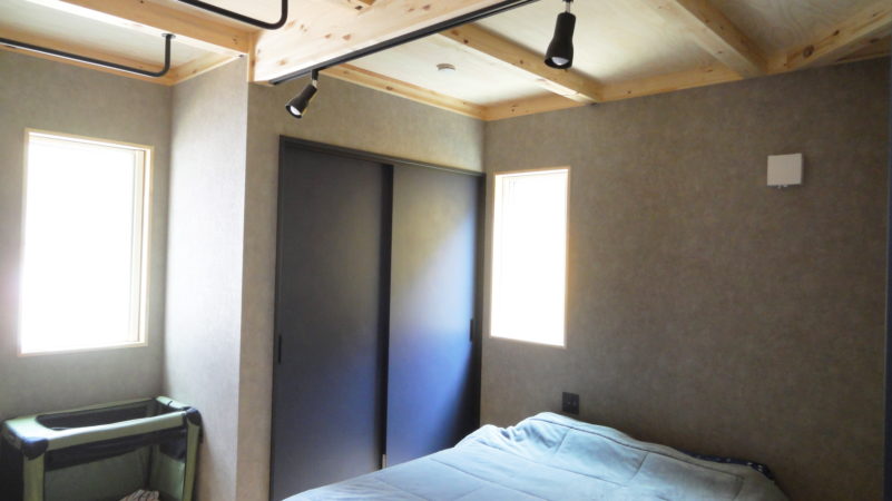 平屋の寝室窓の後悔 ベッド上は高所用窓がおすすめ 坪の平屋でコンパクトな暮らし