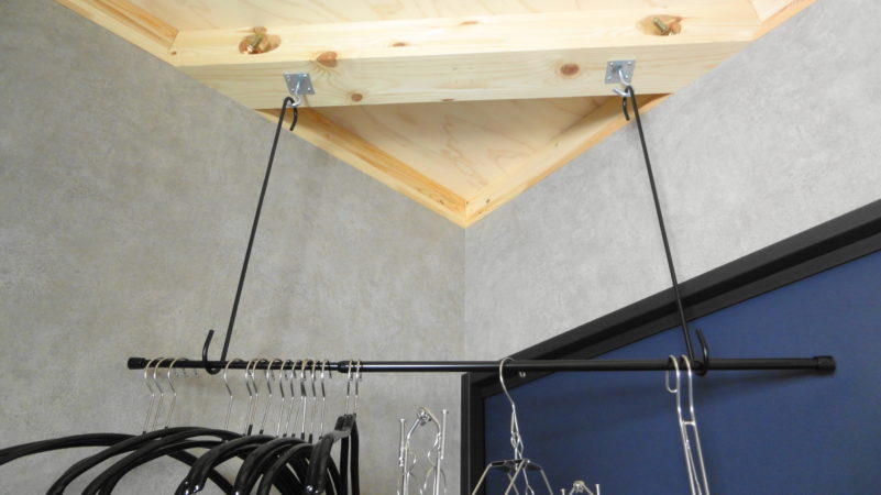 狭い脱衣所のハンガー収納diy セリアの黒い突っ張り棒が活躍 坪の平屋でコンパクトな暮らし