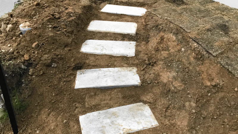 玄関アプローチdiy コンクリート平板で階段風にしたけど失敗した 坪の平屋でコンパクトな暮らし