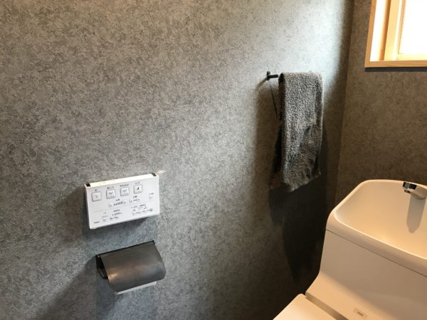 トイレは全面コンクリート風クロス 実際住んでみてどう 坪の平屋でコンパクトな暮らし