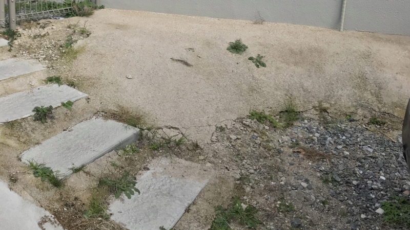 ボロボロ 固まる土を施工して8ヶ月後が悲惨な状態に 汚すぎて後悔 坪の平屋でコンパクトな暮らし