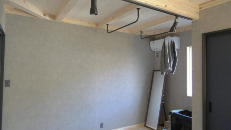 スタンドミラーを壁掛けにする方法 壁美人でdiyしてみた 坪の平屋でコンパクトな暮らし