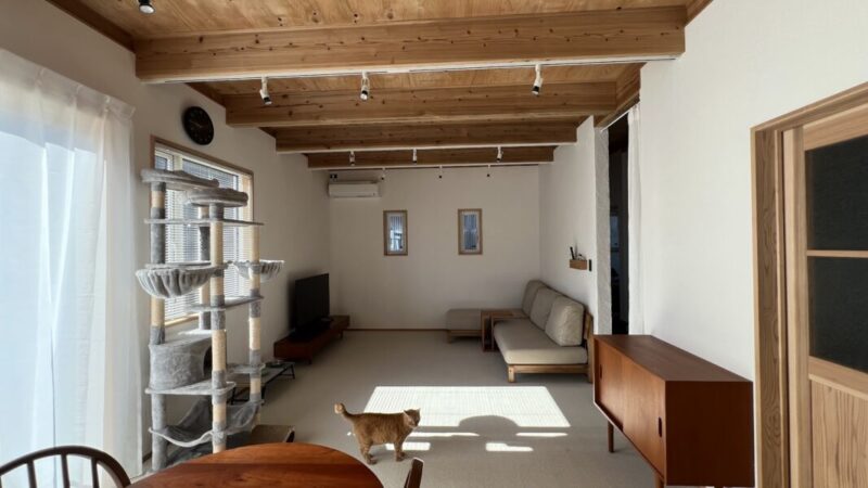 リビングにサンゲツのタイルカーペット