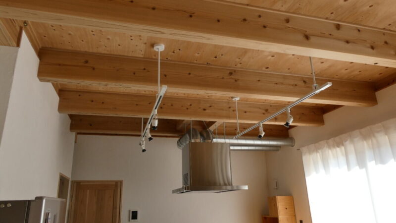 ダクトレールを吊りパイプで吊り下げる