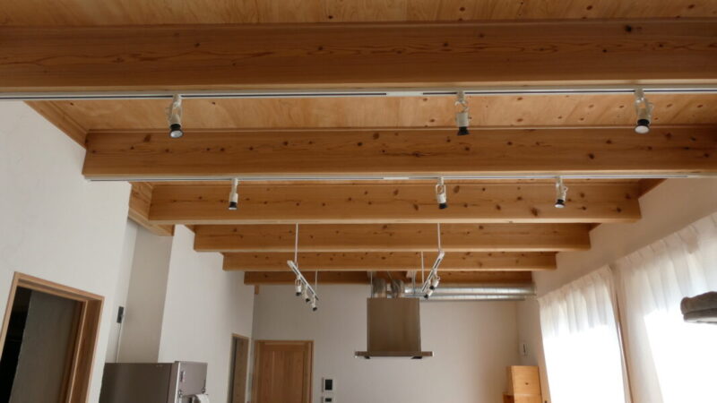 天井吊りダクトレールと、梁付けダクトレール