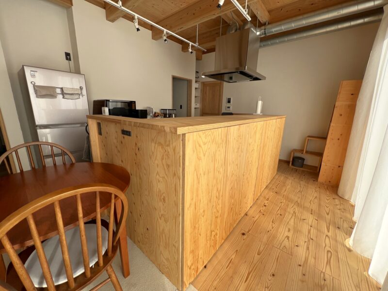 合板で造作したキッチン前面収納