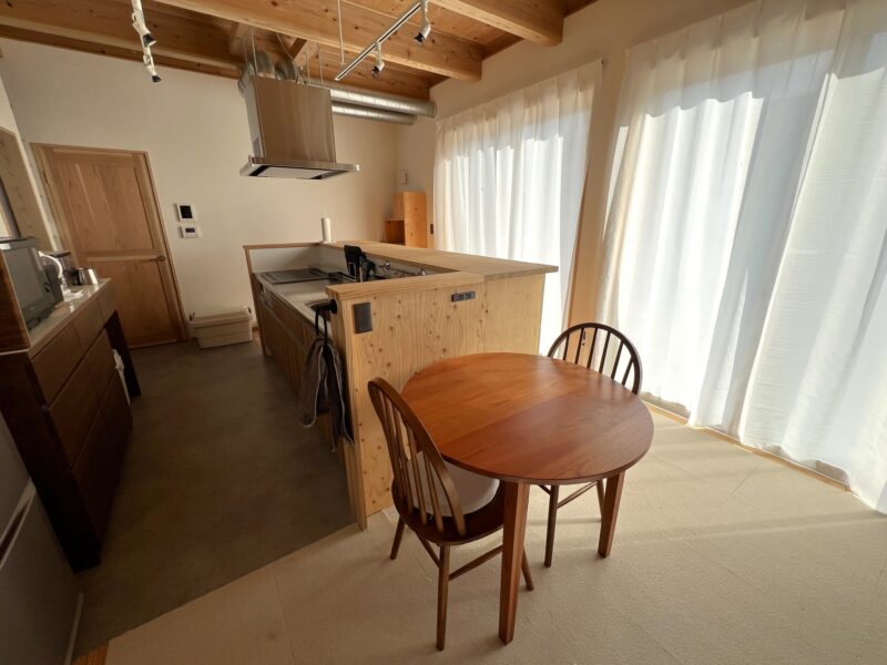 合板で造作したキッチンカウンター